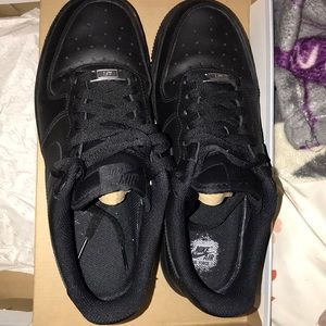 women’s air force 1’s in black